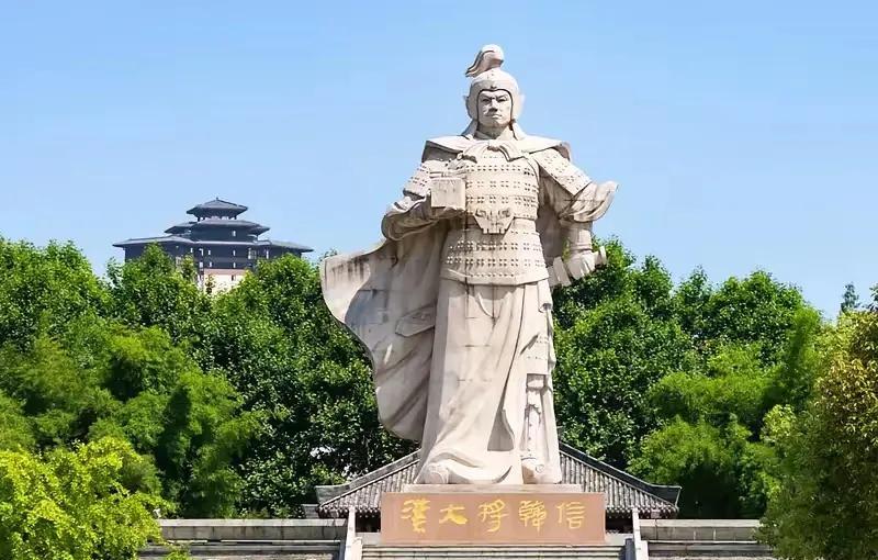 韩信的故事总是充满传奇与悲剧色彩。他的妻子若真是萧何女儿，这种背叛实在令人唏嘘。