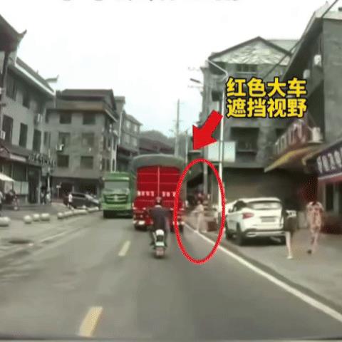 一念之差，左腿成渣，视线完全被挡，盲目横穿不可取啊！从车头或者车尾跑步横穿，这样