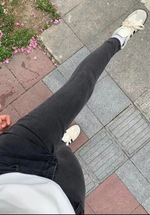 现在大家真的都不再穿这种裤子了吗？我记得前几年这种裤子特别流行呢，几乎每人都有两