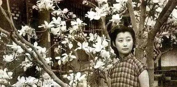 1926年，唐怡莹趁着丈夫溥杰不在家，和张学良在床上激烈正酣。多年后，张学良向溥