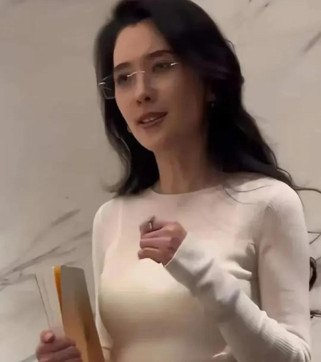 那英最近在社交场合幽默调侃汪峰：“你家森林北是不是胖了点？”汪峰立刻开启护妻模式