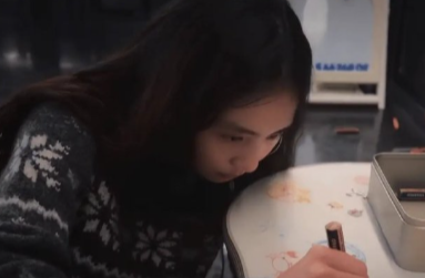 黄磊妻子孙莉在社交平台上晒三个孩子的日常生活，大女儿专心画画文艺范儿十足，二女儿