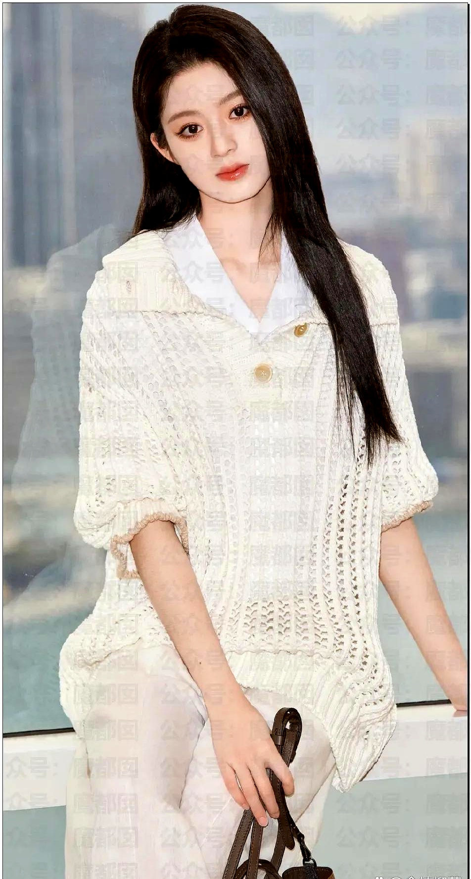 小演员戴天价耳环，结果是两万块的仿品？娱乐圈真是越来越魔幻了。

父亲连夜晒