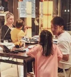 撒贝宁一家四口餐厅吃饭，孩子围着爸妈转的模样真暖人。撒贝宁看着女儿眼神温柔有爱。