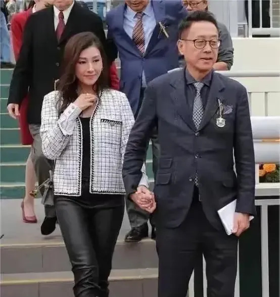 许晋亨李嘉欣马场秀恩爱











天哪！这是什么神仙爱情？62岁的许