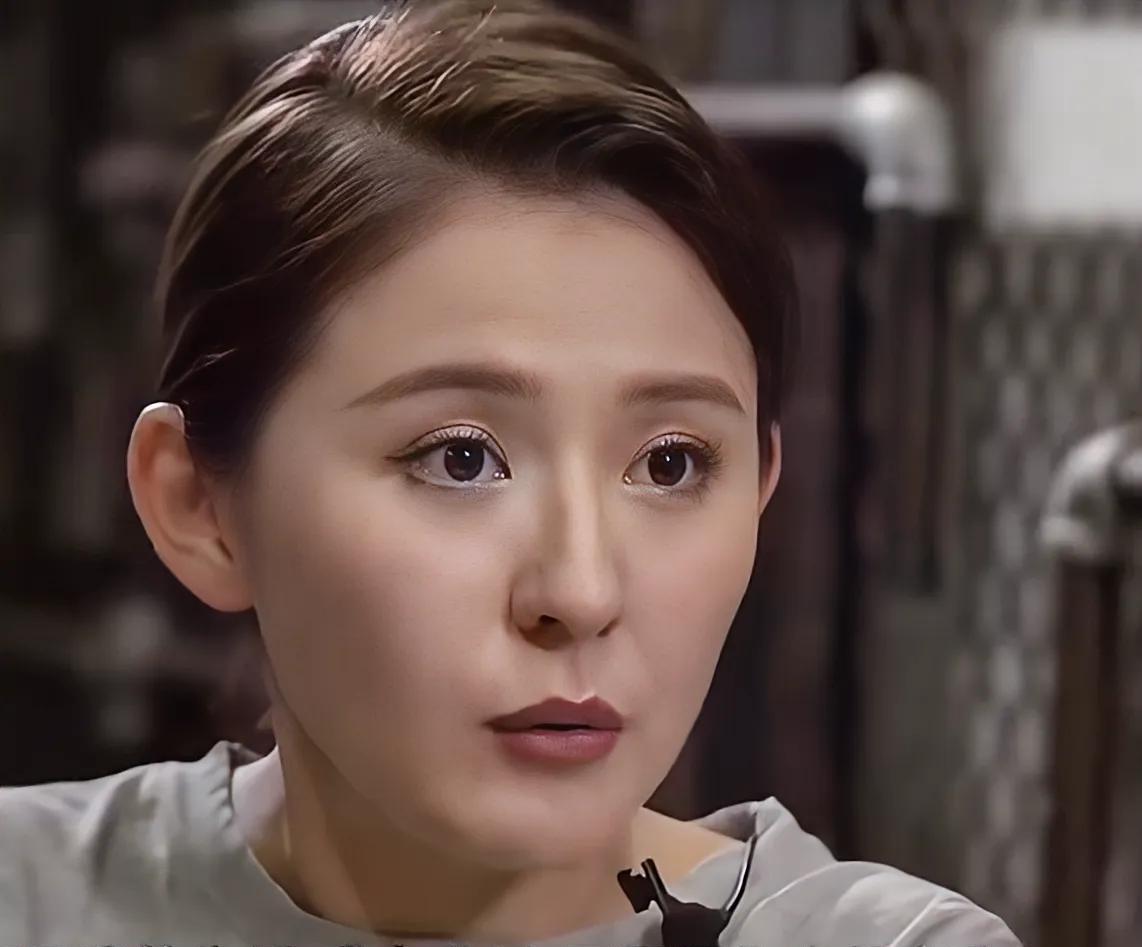 演员热依扎说，走红之后，网上对我的外貌评价可不少，说我不笑还好看，一笑牙龈就露出