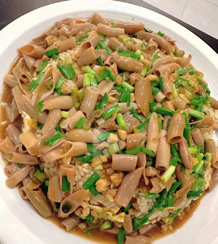 海边的朋友能不能告诉我，这个海肠捞饭为啥这么贵啊，我在海边吃了一盘，90元啊，下