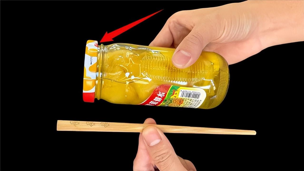 无论瓶盖拧得有多紧！用一只筷子，就可以轻松打开，你也赶紧试试