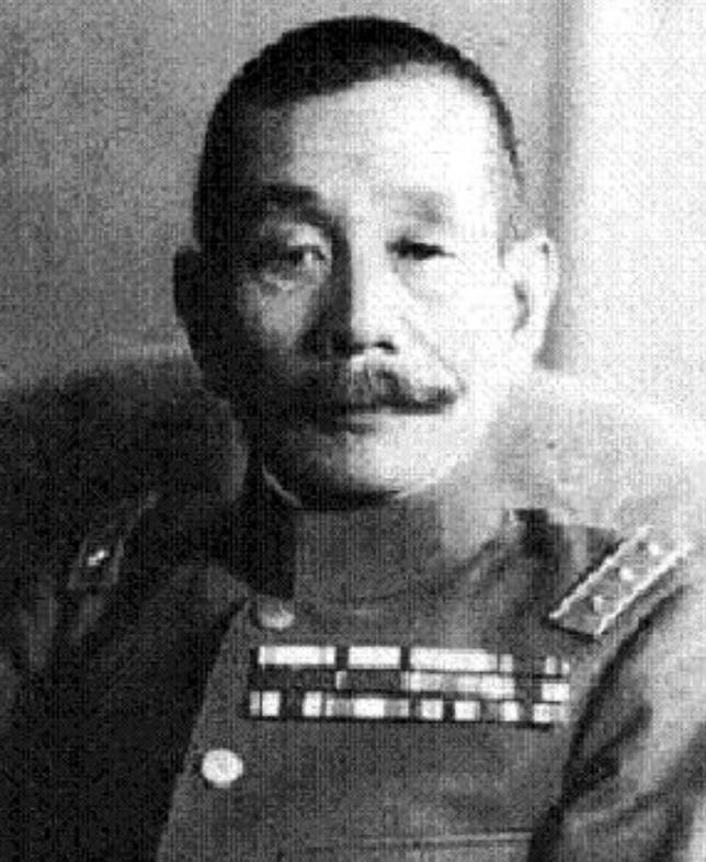1942年，中国炮兵正在擦拭炮弹，见炮弹受潮，一个炮兵提议：“让我打一炮吧！”这