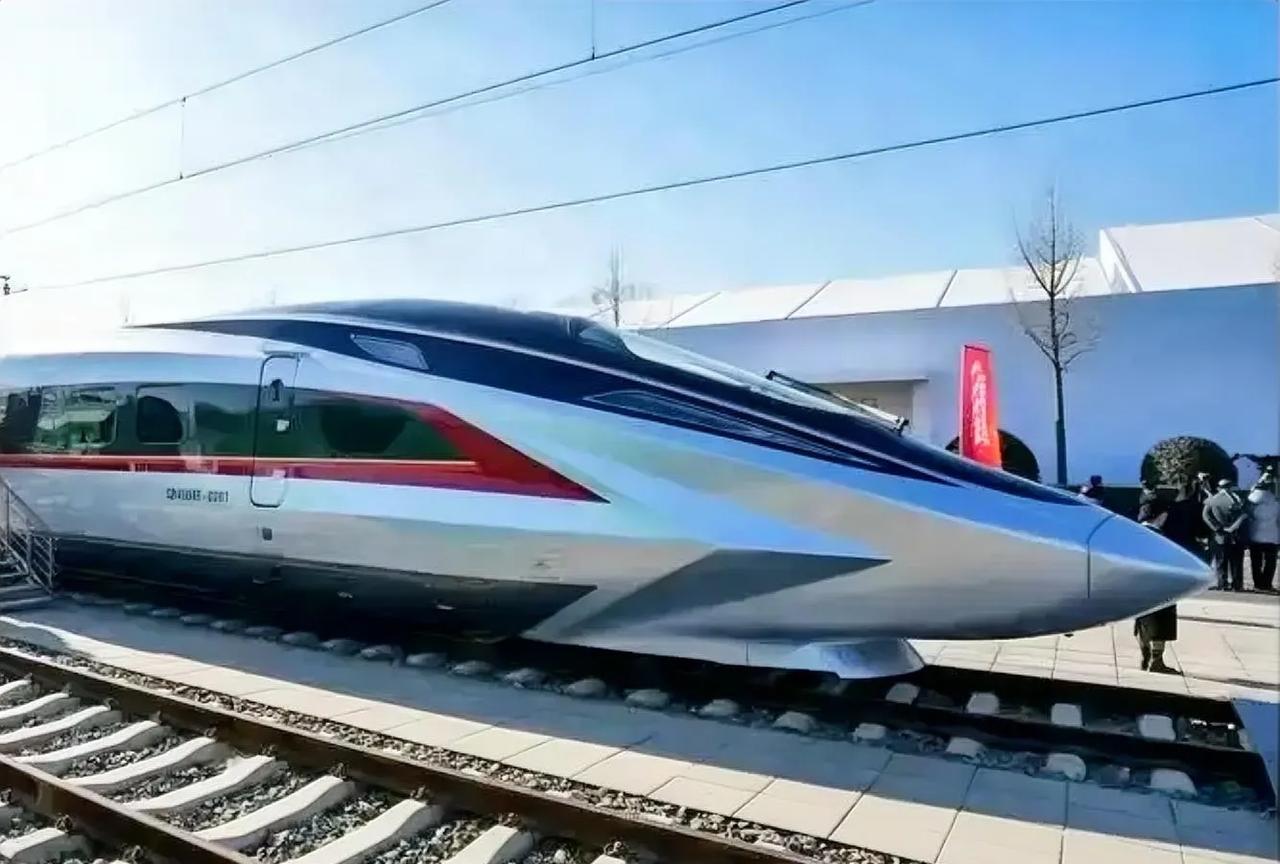 中国高铁再造神话——设计时速450公里每小时，商业运营时速400公里的CR450