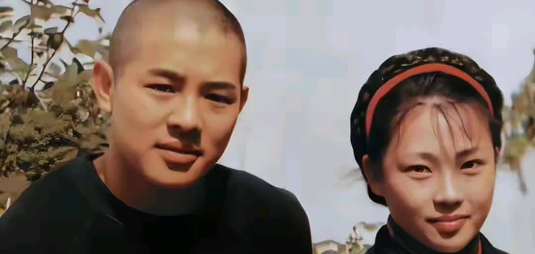 其实李连杰和黄秋燕属于同种类型的人，都是愿得一人心，白首不相离。黄秋燕够爱李连杰