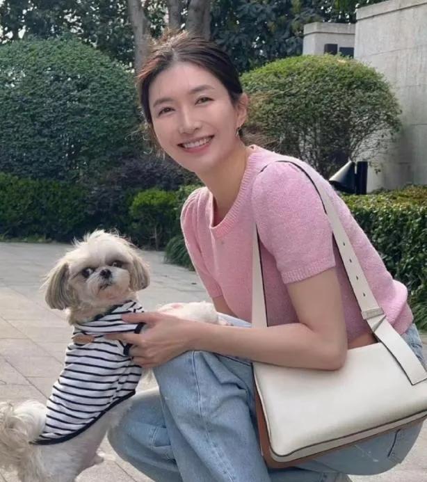 江疏影遛狗像个邻家姐姐