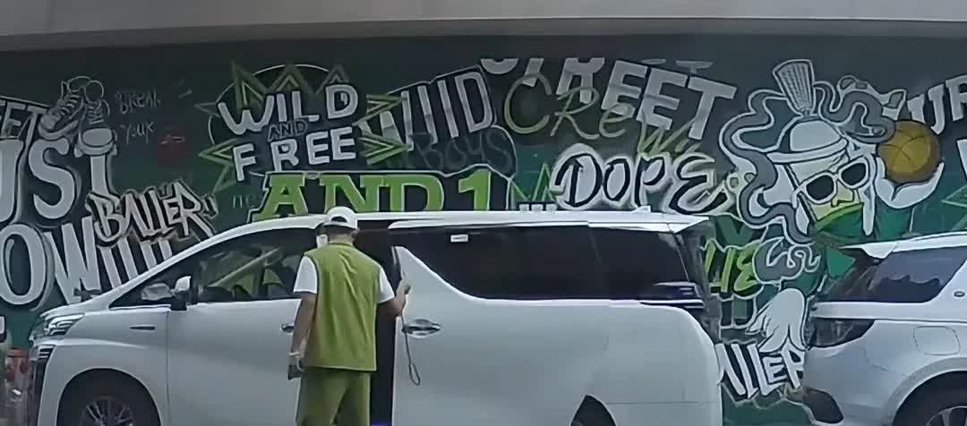 即便退役，张继科现在也不缺钱！昨天杭州的球馆开业，去和离开的时候开的车是丰田埃尔