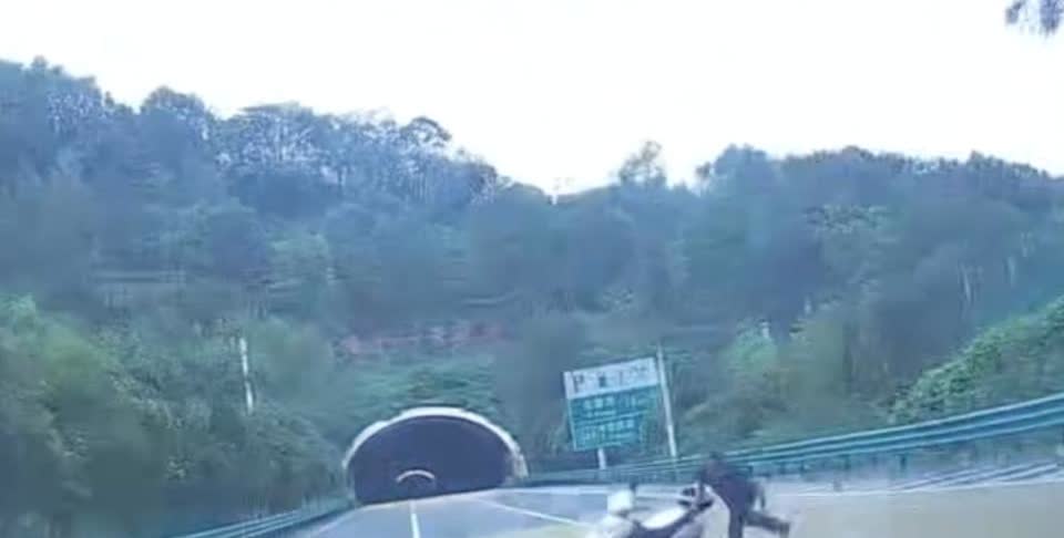 行车记录仪拍下惊险瞬间：男子在高速公路中间推电动车撞路过车辆
8月27日，有网