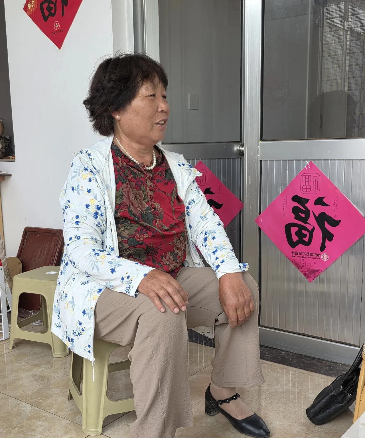 三嫂说，她认识我在集市上拍的那位96岁老人……
早饭后，三嫂穿着我买的衣服过来，