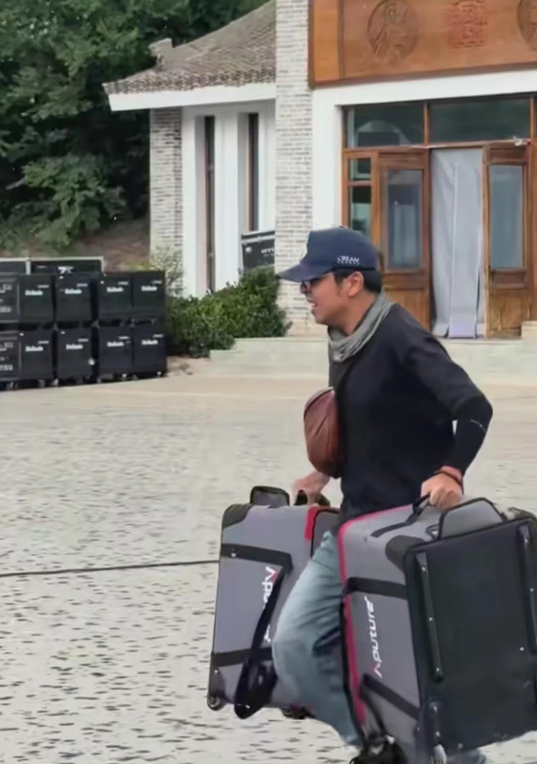 与辉同行的一凡都没反应过来，突降大雨，赶紧去抢救昂贵的摄影装备。
这一幕刚好被现