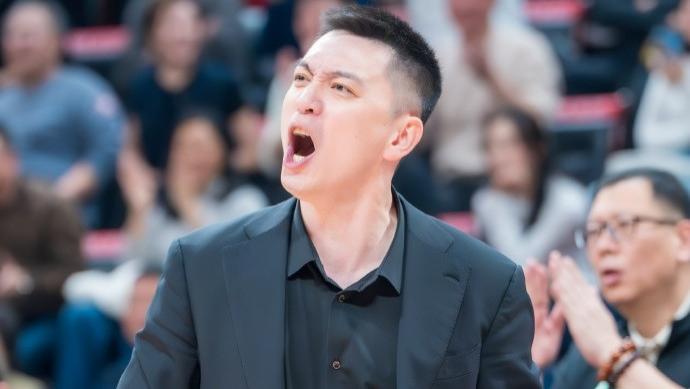 搓火！杨鸣不满陈盈骏夸张捂脸骗哨子，冲裁判一通输出连吃2T被驱逐