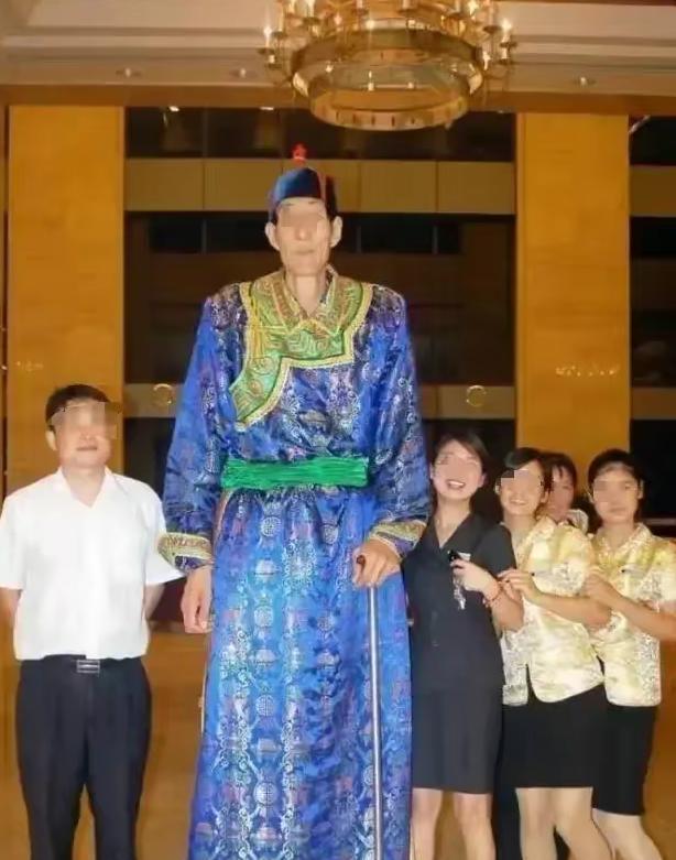 中国巨人鲍喜顺：不听医生劝告非要生子，现在儿子长到多高？被称之为“中国第一巨人”