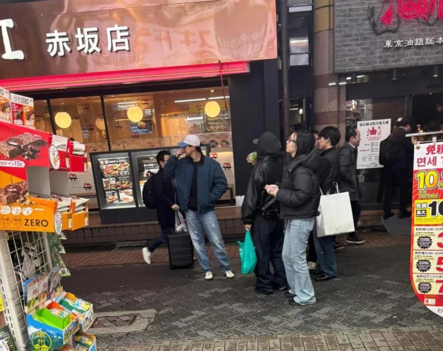 国乒公布4月澳门世界杯参赛名单，樊振东未参赛引发热议。王皓解释这是樊振东本人的决