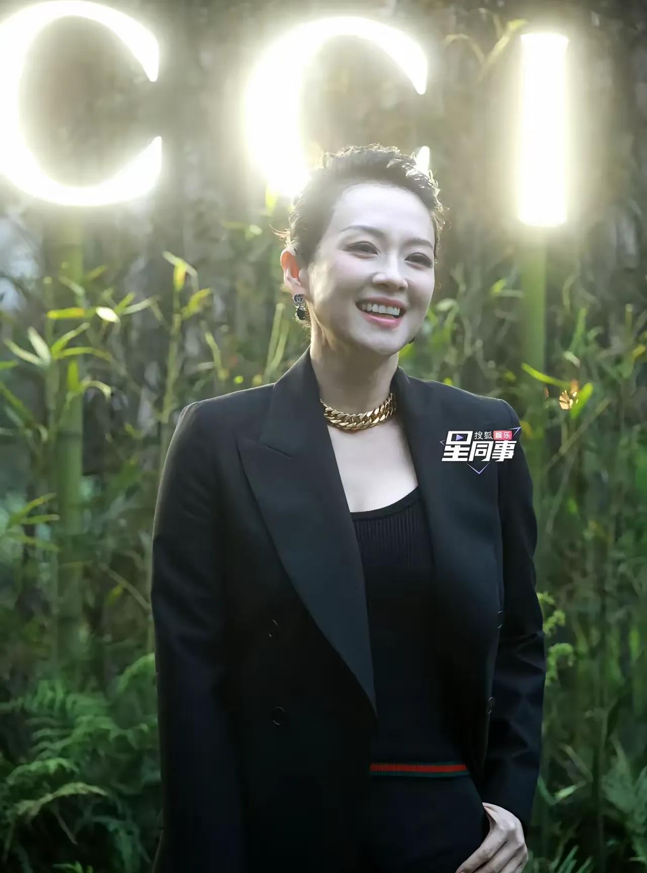 章子怡出席活动，
一身西服套装主打干练。
这次表情管理比上次略好，
但还有几分不