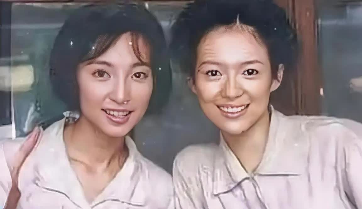 90年代，章子怡和李冰冰年轻时，一张珍贵的留影，那时候没有美颜，都是纯素颜出镜