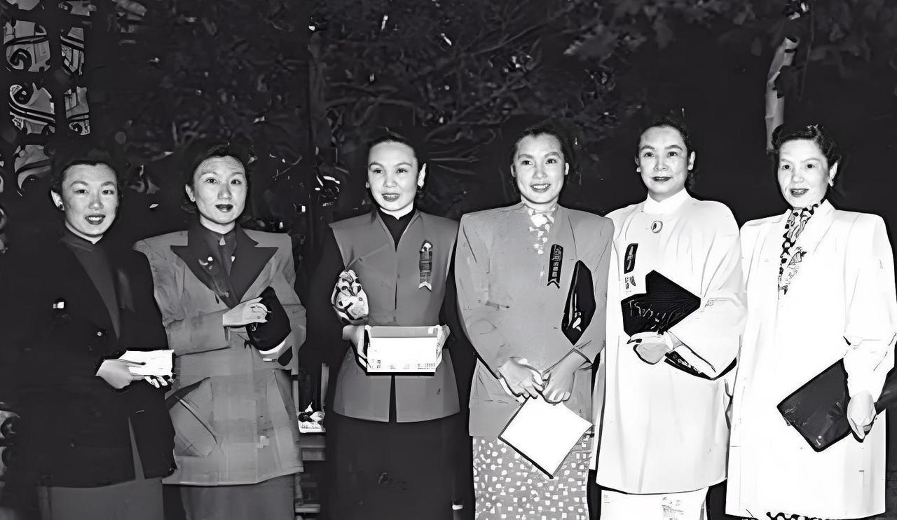 这照片拍摄于1947年，6位美丽的女士全是四十年代的当红大明星。
左一、二是路珊
