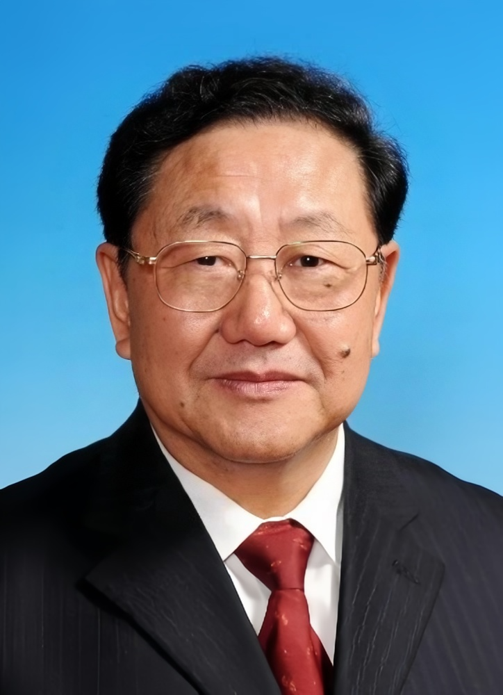 他是辽宁人，在内蒙古自治区读完大学，然后长期留在内蒙古自治区工作，当过自治区党委