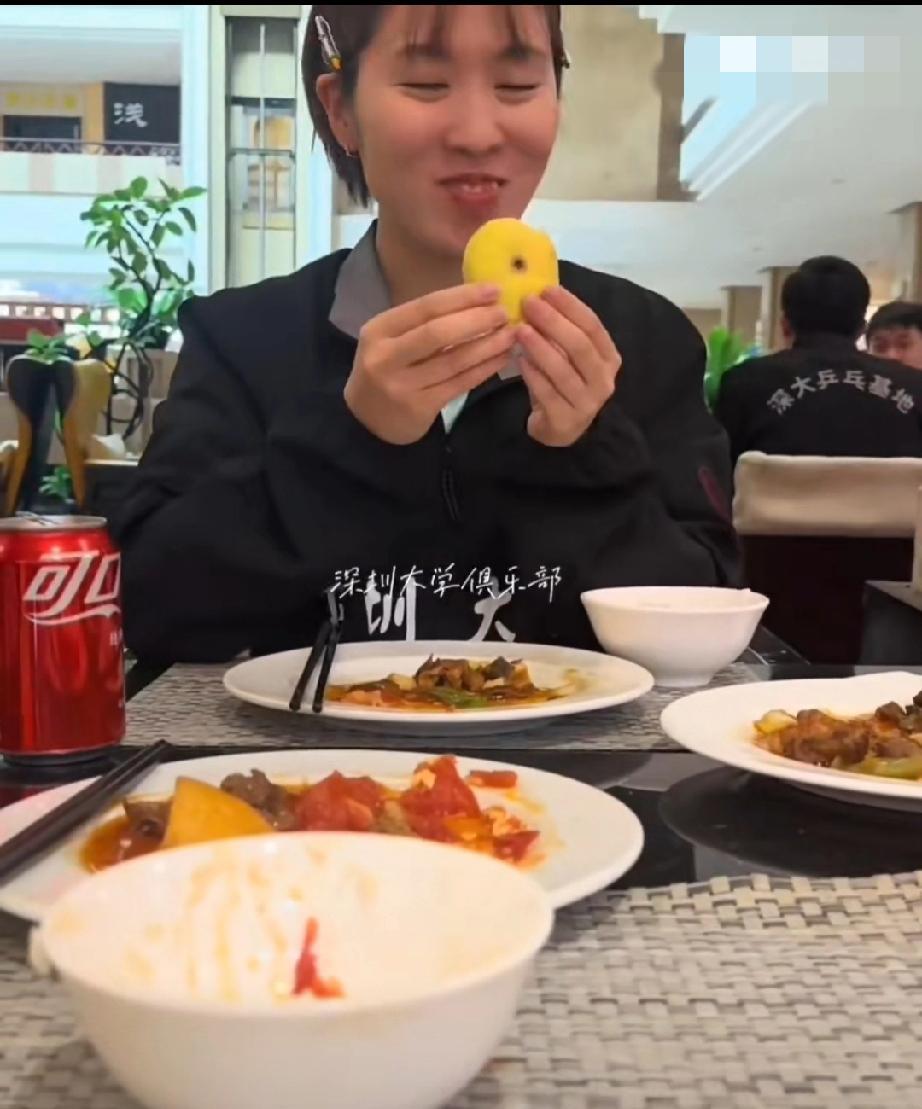 平野美宇教练张成晒出王艺迪请平野美宇吃新疆无花果片段。
大家还教了平野美宇吃之前