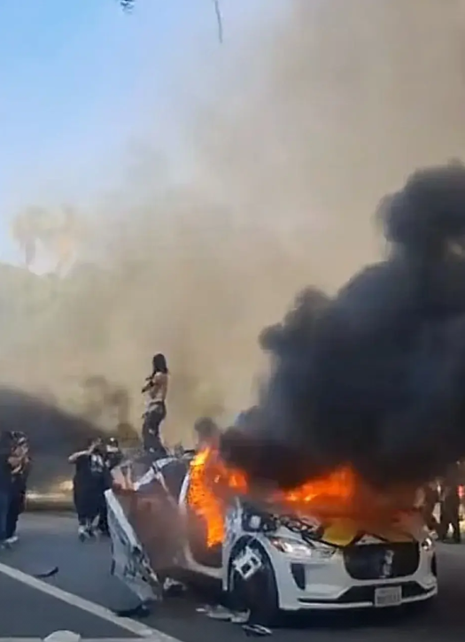 美国加州打砸烧，在美华人却说美国现在很安全。
美国多地爆发内卷，连央妈都报道了，