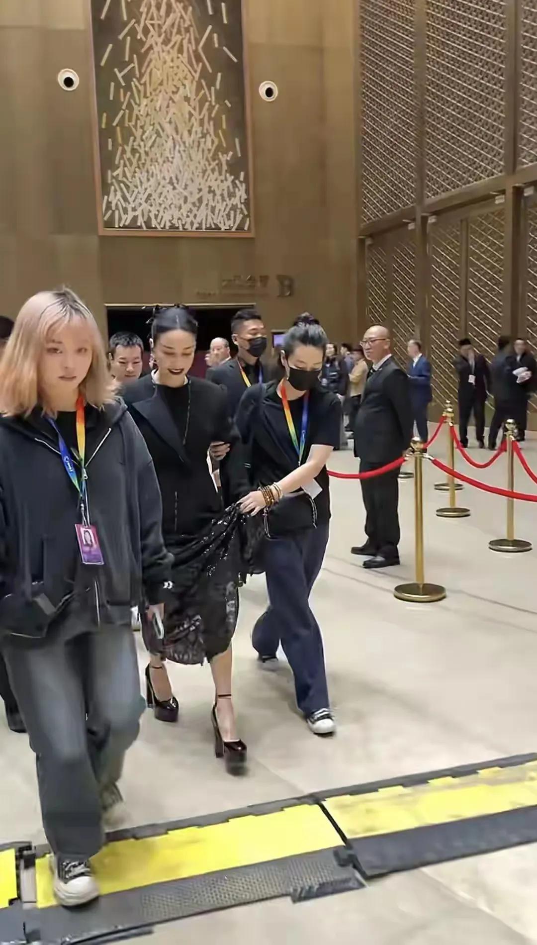 北京电影节开幕式星光熠熠，而那英的登场无疑为这场盛宴增添了浓墨重彩的一笔。她以一