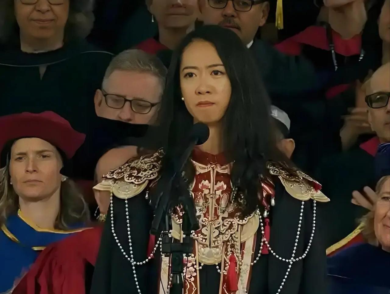 蒋雨融在哈佛演讲时究竟穿的是什么衣服？有人说是大清朝服，有人说是僵尸服。其实，我