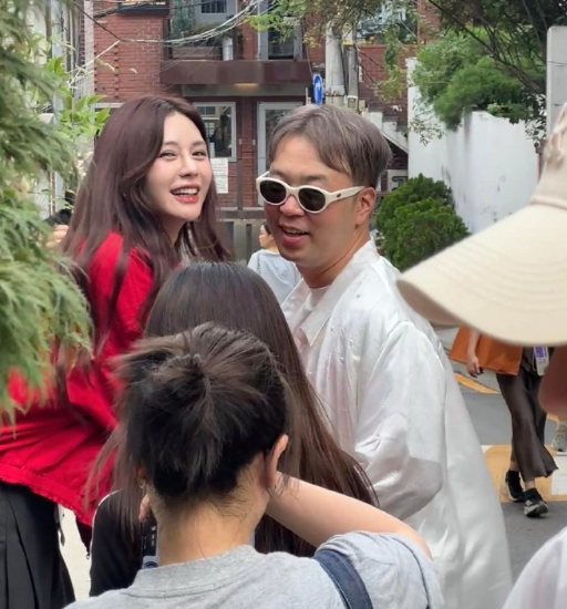 杜海涛和老婆沈梦辰在韩国街头被偶遇，他染了一头银发，脸上好多肉肉，看起来像大姨，