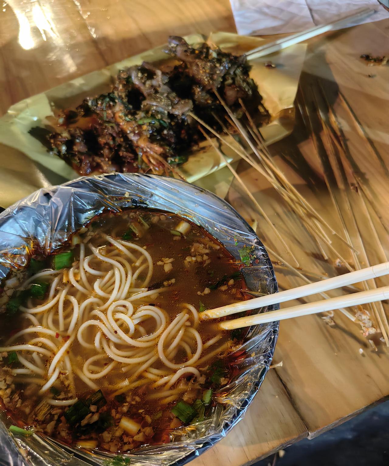 两个人的晚餐，喝碗米线吃个烧烤，在小吃一条街人来人往的，夜摊上吃饭人真不少。夜摊