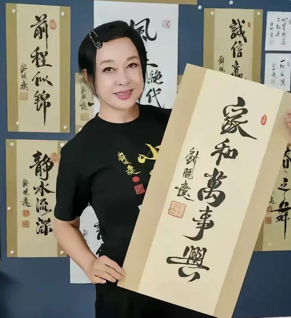 刘晓庆一副字卖四五千，业务的干翻专业的书法家。
