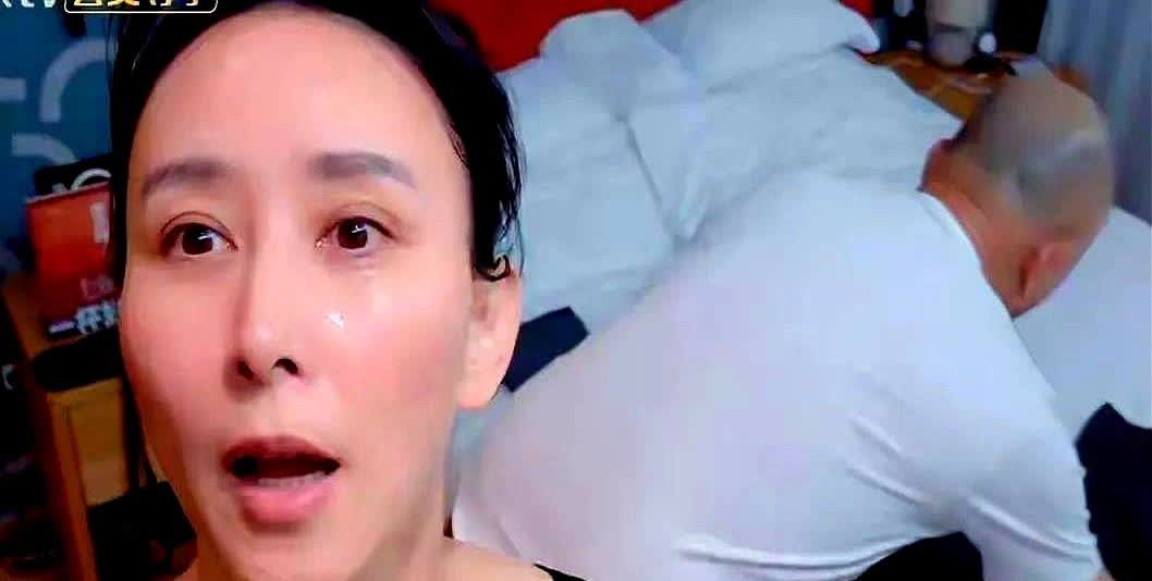 百亿富豪朱兆祥，跪地叠衣，为妻子胡静熨平床单三次！
这消息一出，全网炸锅。
