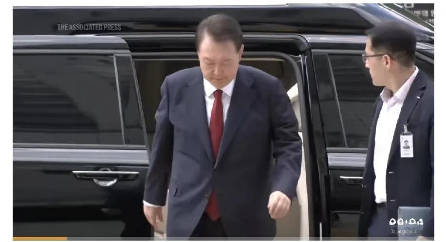 7月10日凌晨，韩国首尔中央地方法院签发对前总统尹锡悦的逮捕令，理由是“担心（嫌