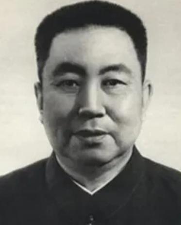毛主席曾说华国锋最老实，但他却违背主席遗愿，中央无人反对！



1976年，中