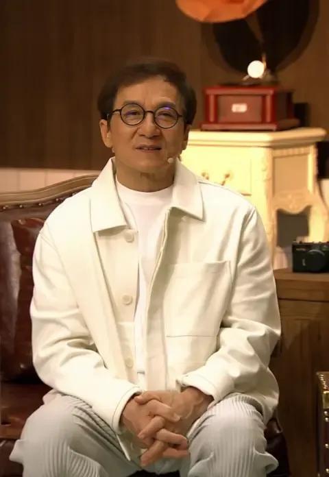 标题71岁成龙烤肉店独坐：褪去光环的“退休大爷”与时代记忆京，蝉鸣裹挟着热浪在街