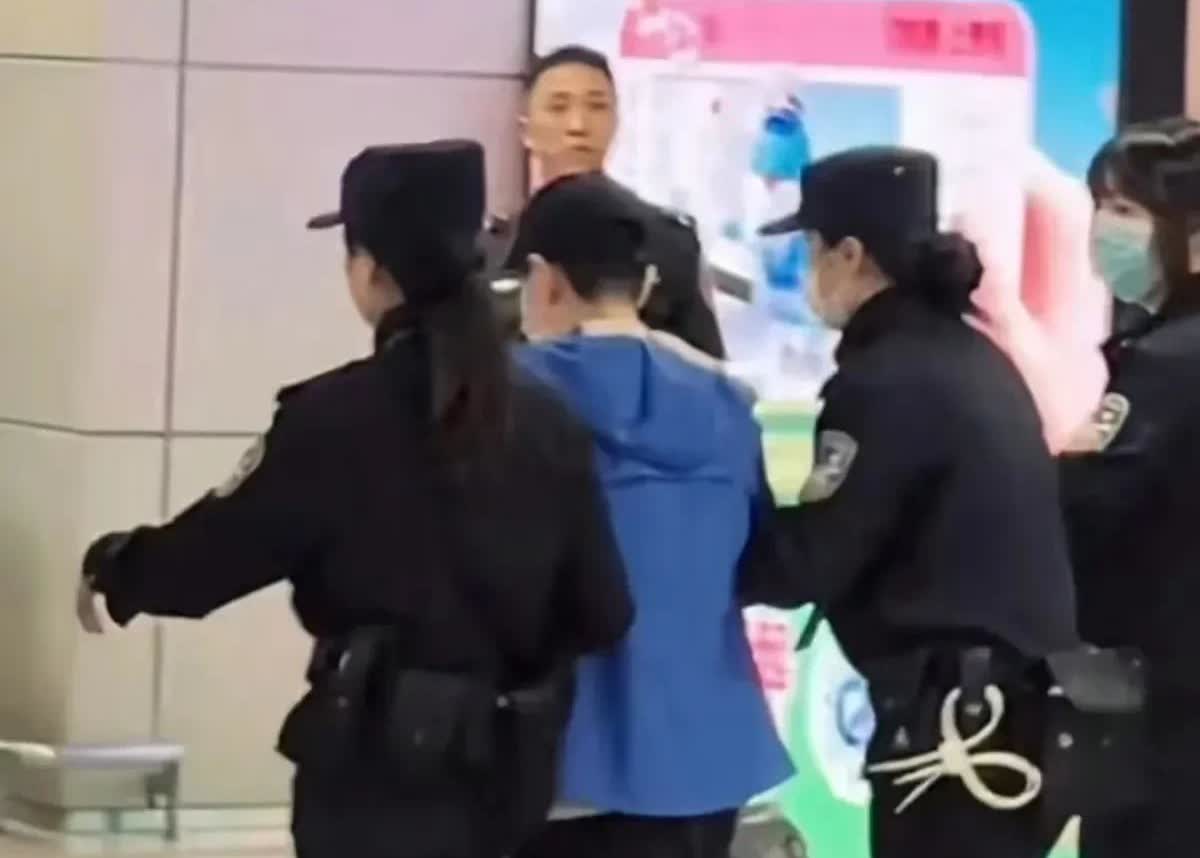 这也忒搞笑了吧[偷笑][偷笑]
我莎像是被挟持了，架着就出来了
莎宝🦈：我