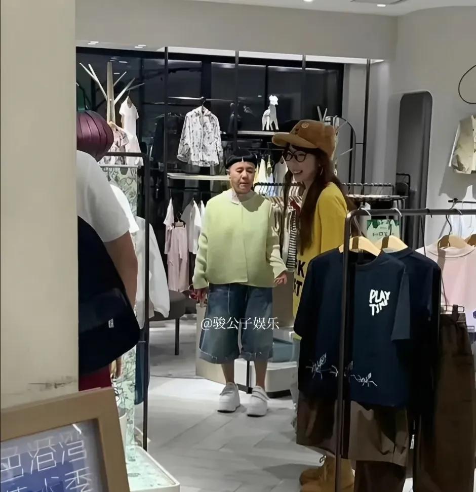 金龟子现身重庆某商场购物，一如既往的锅盖头发型，穿着增高鞋搭配宽松的牛仔八分裤，
