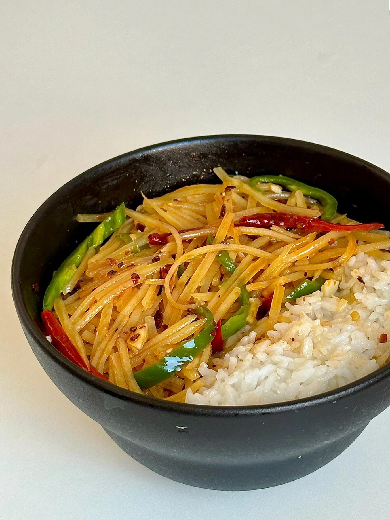 酸辣土豆丝，拌饭这样吃，贼过瘾
要说从小到大让我吃不够的菜，那必须是酸辣土豆丝，