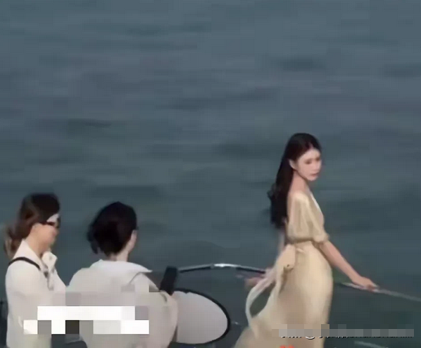 筱梅在游艇上的画面，很像偶像剧里的女主角。不得不说，汪小菲的脾气也很像偶像剧里的