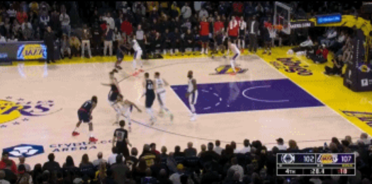 湖人啊湖人，你现在的锋线群真是强的离谱啊！

在湖人对阵快船的第四节最后时刻，伦