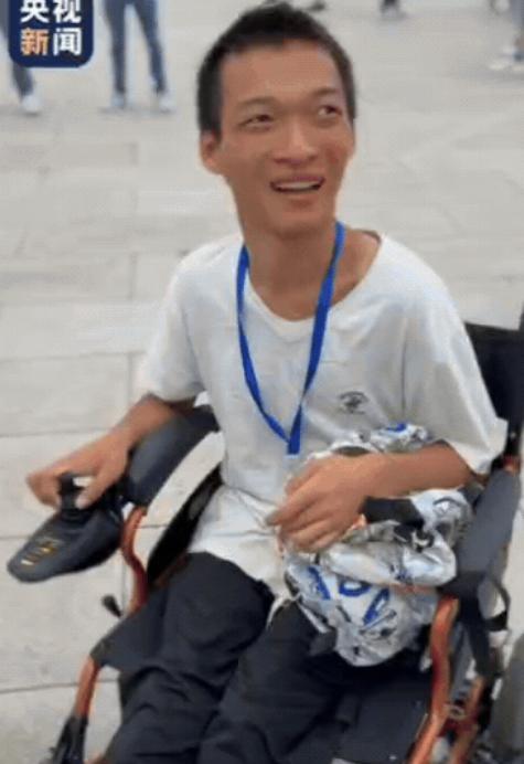 看哭了！北京，女生带脑瘫好友看升旗圆梦，结果，因为跑得慢，他们没有占据前面的位置