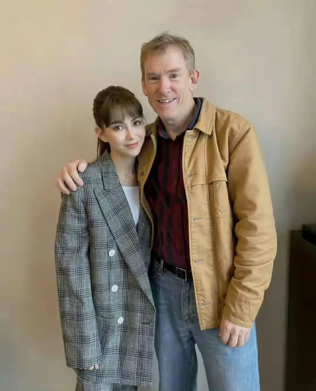 周杰伦老婆昆凌和她澳大利亚爸爸！女儿不管多大！在爸爸怀抱都是小孩子，是爸爸小棉袄