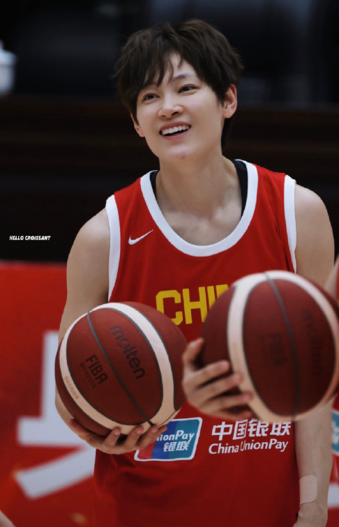 中国女篮vs韩国女篮的比赛中，杨力维三分+快攻连得5分，中国女篮的外线要保持主动