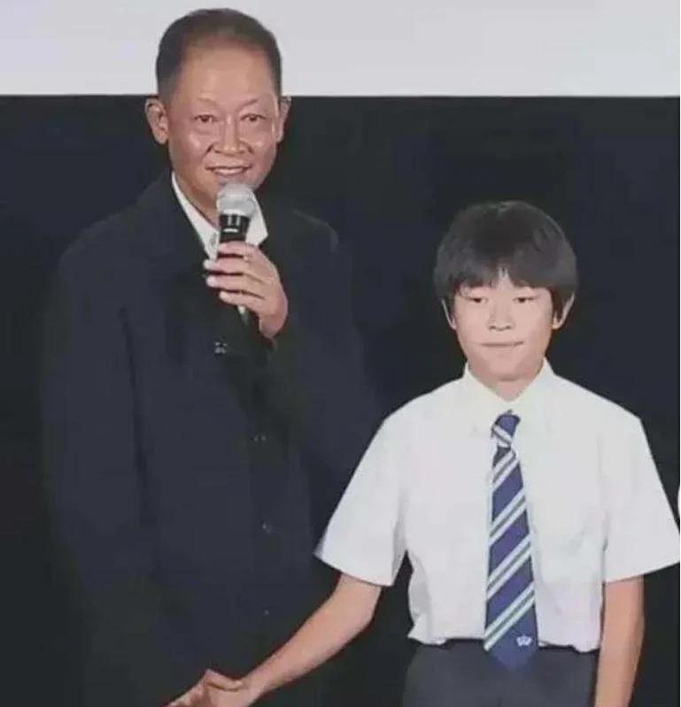 王志文父子俩同框像爷孙