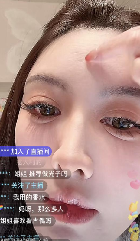 叶珂复播，在直播间大秀美颜，但是怼脸感觉怪怪的