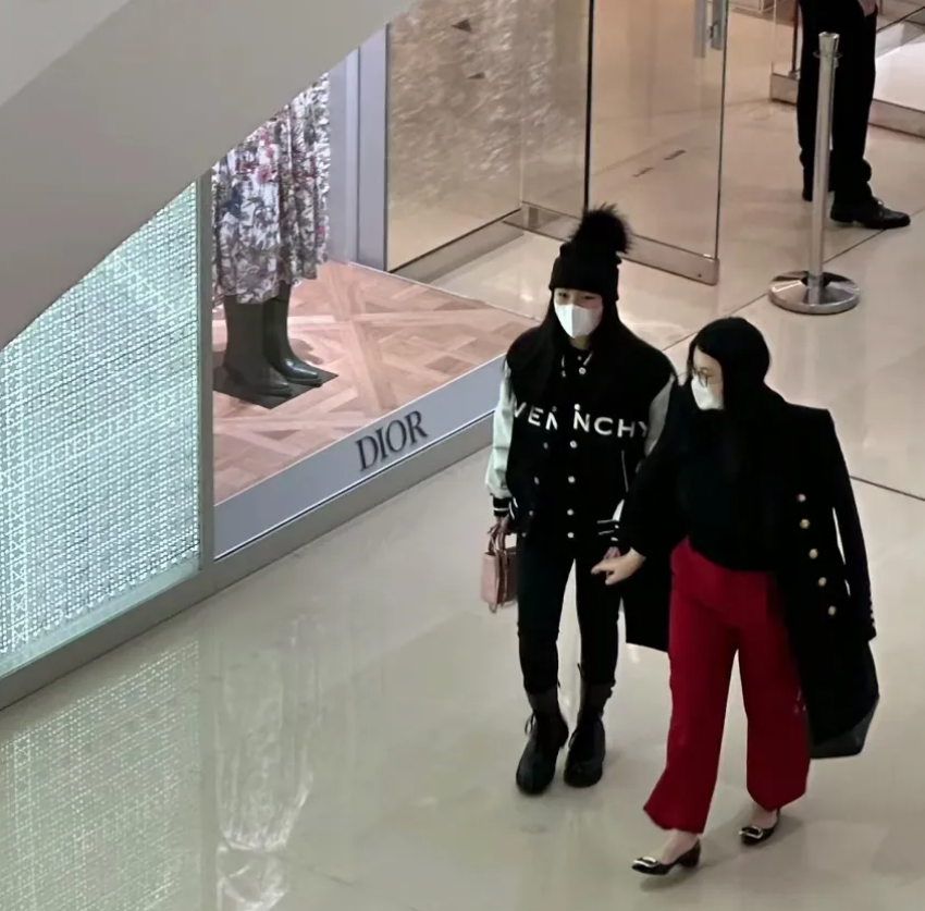 长沙国金偶遇李湘、王诗龄！
14岁的王诗龄身高已经超过了妈妈，李湘身材丰腴，穿着