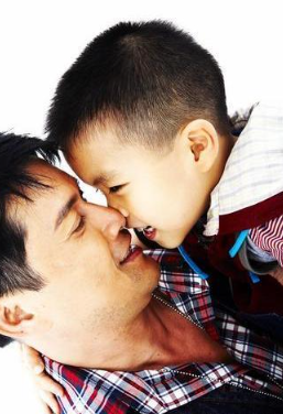 当年吕良伟和他儿子温馨一瞬间，他儿子长得虽然不像他，但肉乎乎的又萌气场又足，好喜